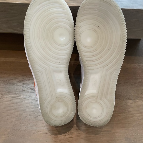 Nike Women’s Air Force 1 ‘07 SE ‘First Use Cream’ size 7.5 in White/Orange - Picture 6 of 8
